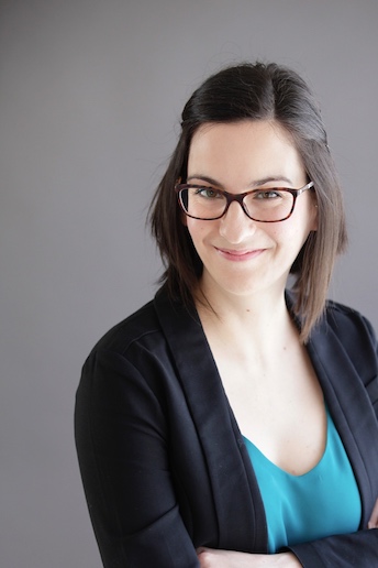 Une image de Maître Levasseur sur fond gris foncé avec veston noir et chemisier turquoise